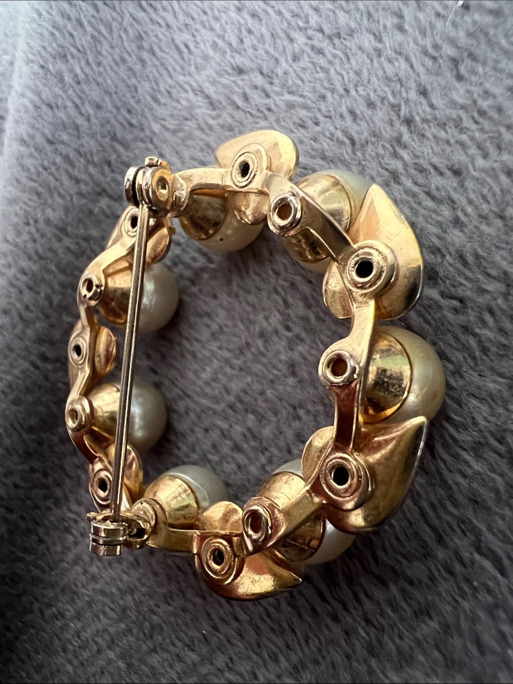Vintage Gold-Tone Pearl‎ & Garnet Leaf Wreath Circle Brooch - Women Jewelry - Picture 6 of 7